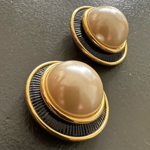 Vintage Oversized Faux Pearl Earrings Gold Tone Textured Rim Clip On 80s 90s - Picture 1 of 8